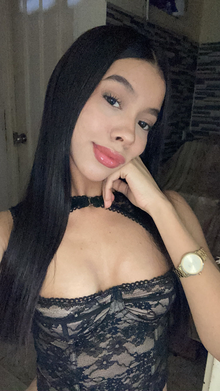 Woman in black lace with a choker, kink-friendly chat preview