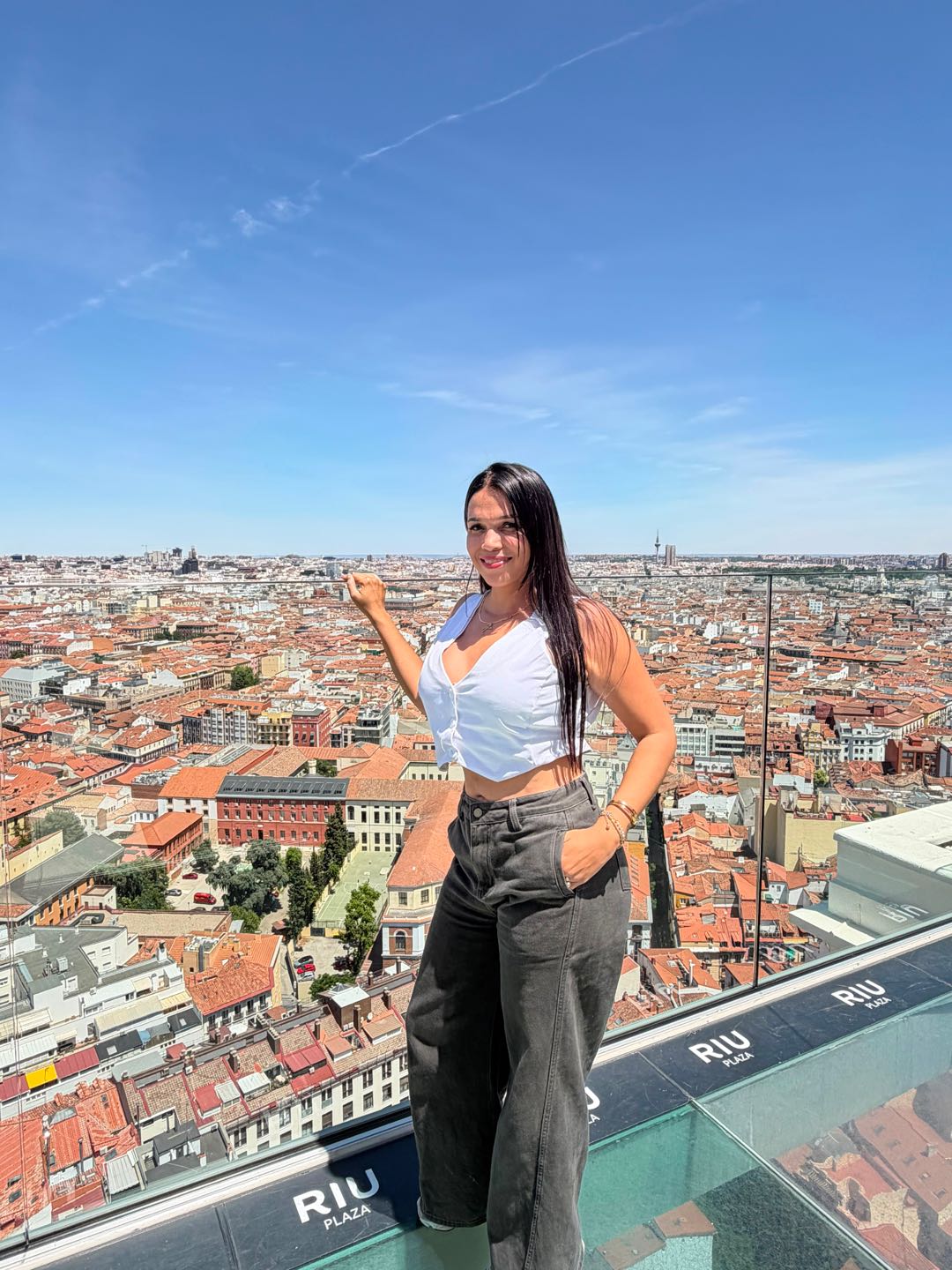 Andrea from Venezuela — real person online now on PeachMatch
