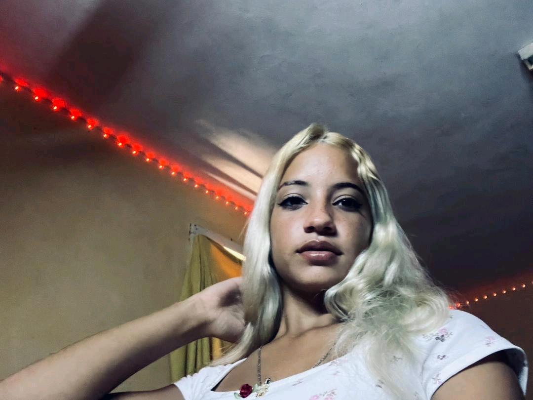 Lia — real girl from Cuba online for 1v1 video chat