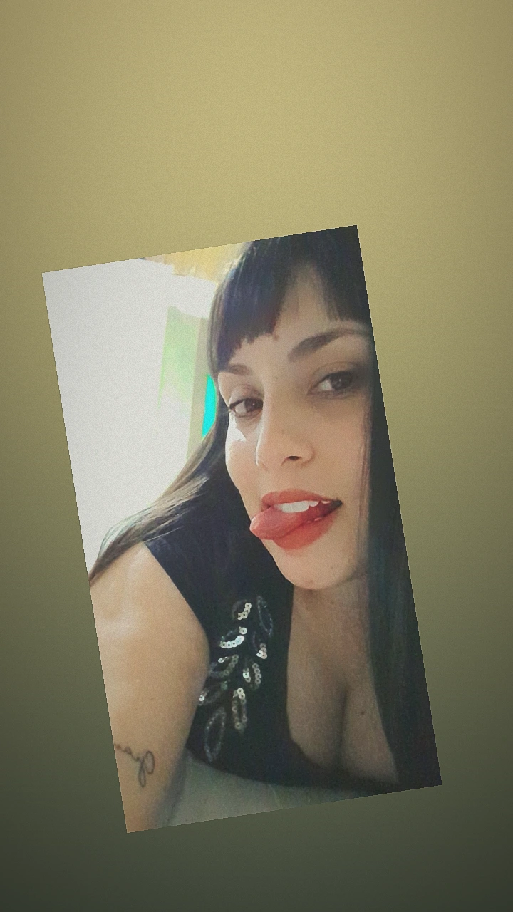 Vicky from Argentina — real person online now on PeachMatch