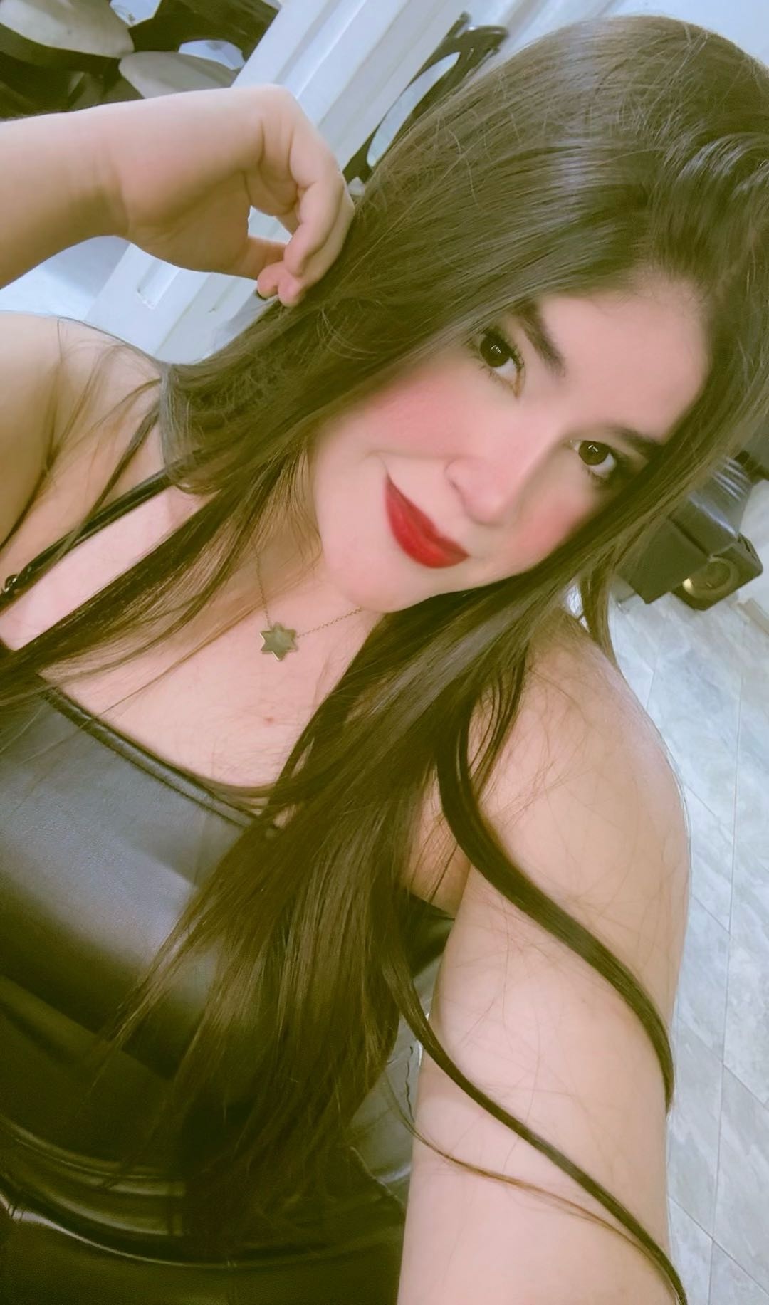 Woman facing the camera, used as the Chatspin help center visual