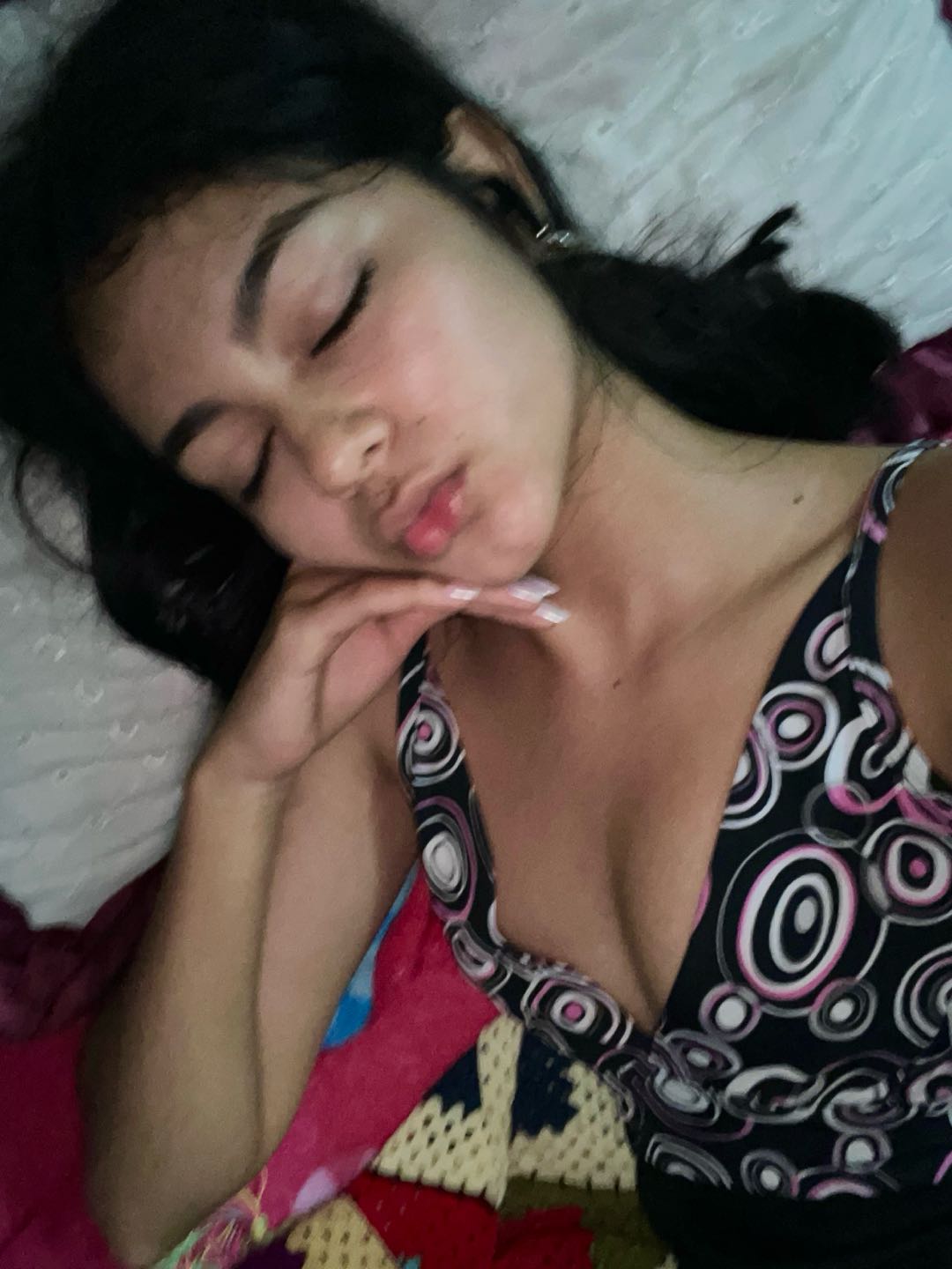 Dani from Colombia on camera — her Mulive profile shows her per-minute rate before any video call