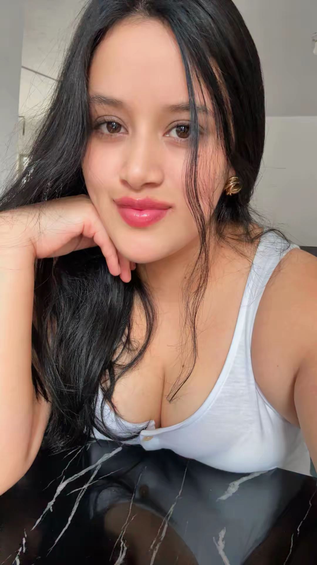Alessia — real girl from Ecuador online for 1v1 video chat