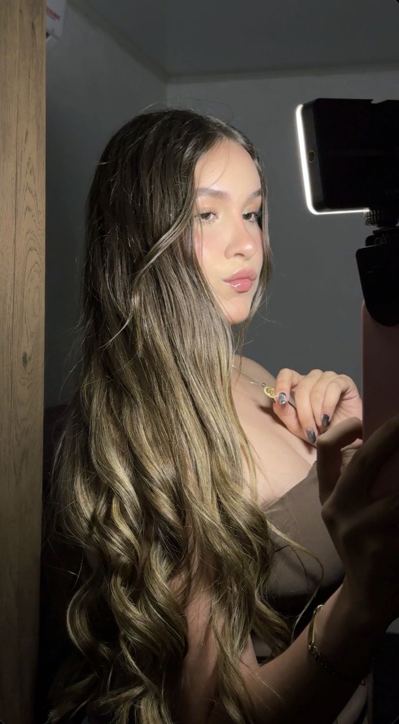 Millie, a verified Mulive host from Venezuela, live on camera