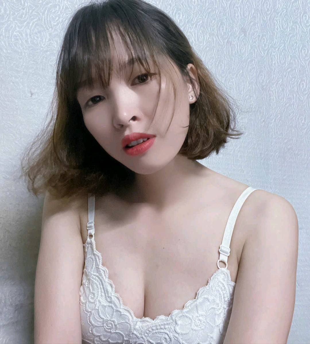 Mimi from Vietnam, online host