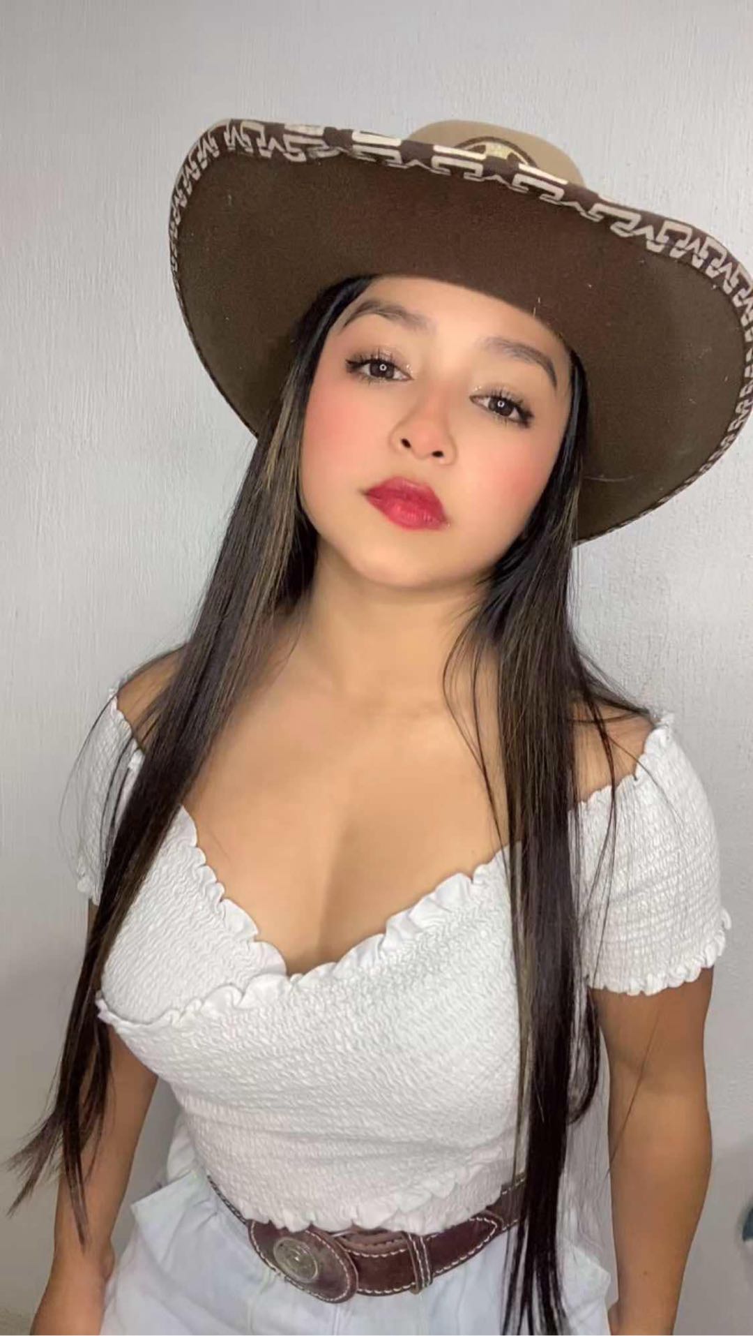 Sally from Guatemala — real person online now on PeachMatch