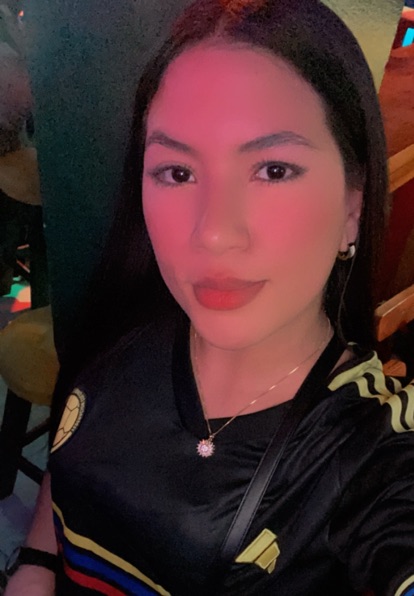 Nahomy from Colombia — real person online now on PeachMatch