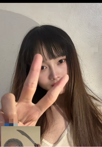 Luna from Vietnam on a free video chat online at HolaCam