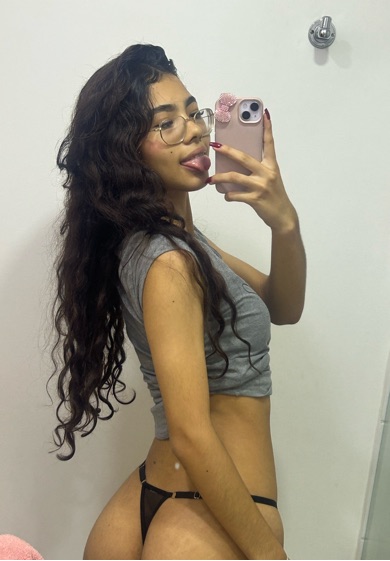 Caramelo — real girl from Colombia online for 1v1 video chat