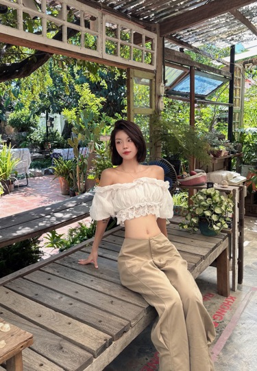 Nana from Vietnam, online host