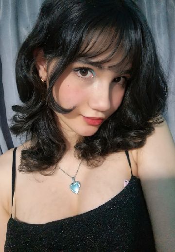 Rubi, live host from Venezuela on Lowins