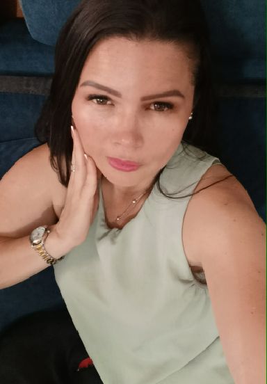 Lizz, live host from Colombia on Lowins