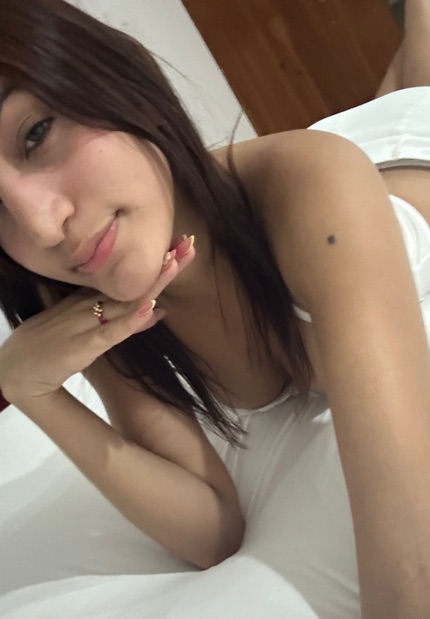 Muñeca is live on EmeraldChat right now