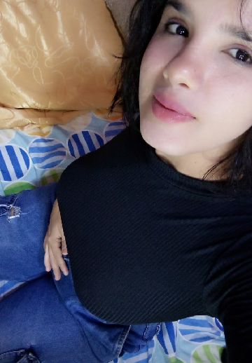 Valeria from Venezuela — real person online now on PeachMatch