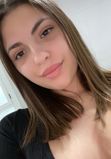 Valentina desde España, lista para una videollamada con chicas en español