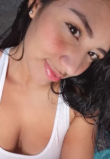 Léa from Lyon, France — online now for video chat