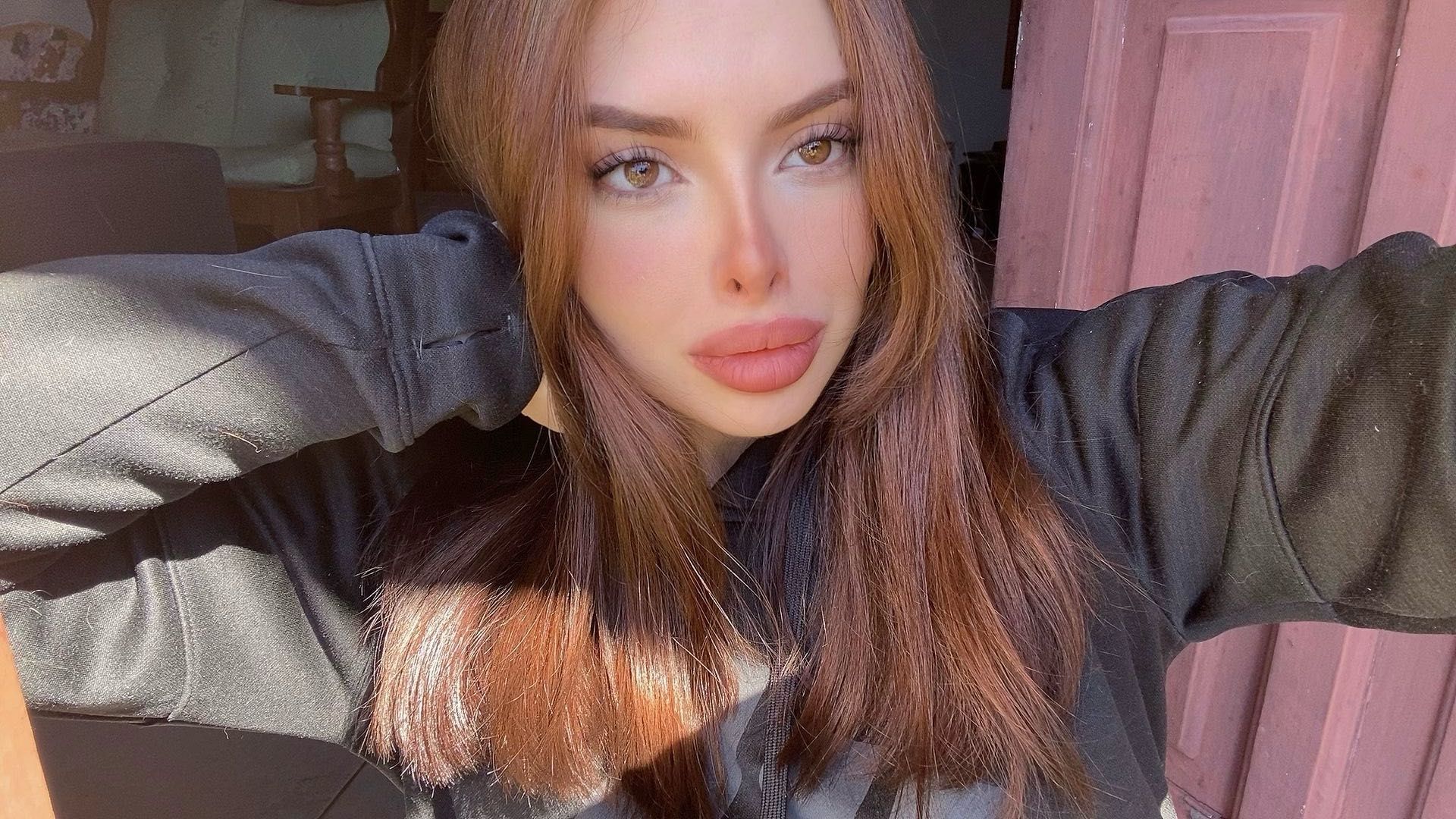 A relaxed Mulive host on a verified live video call