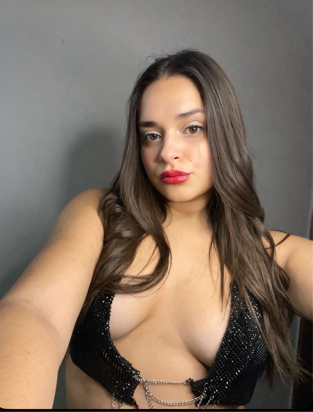 Red-lipped woman in a sparkly black top, live chat preview