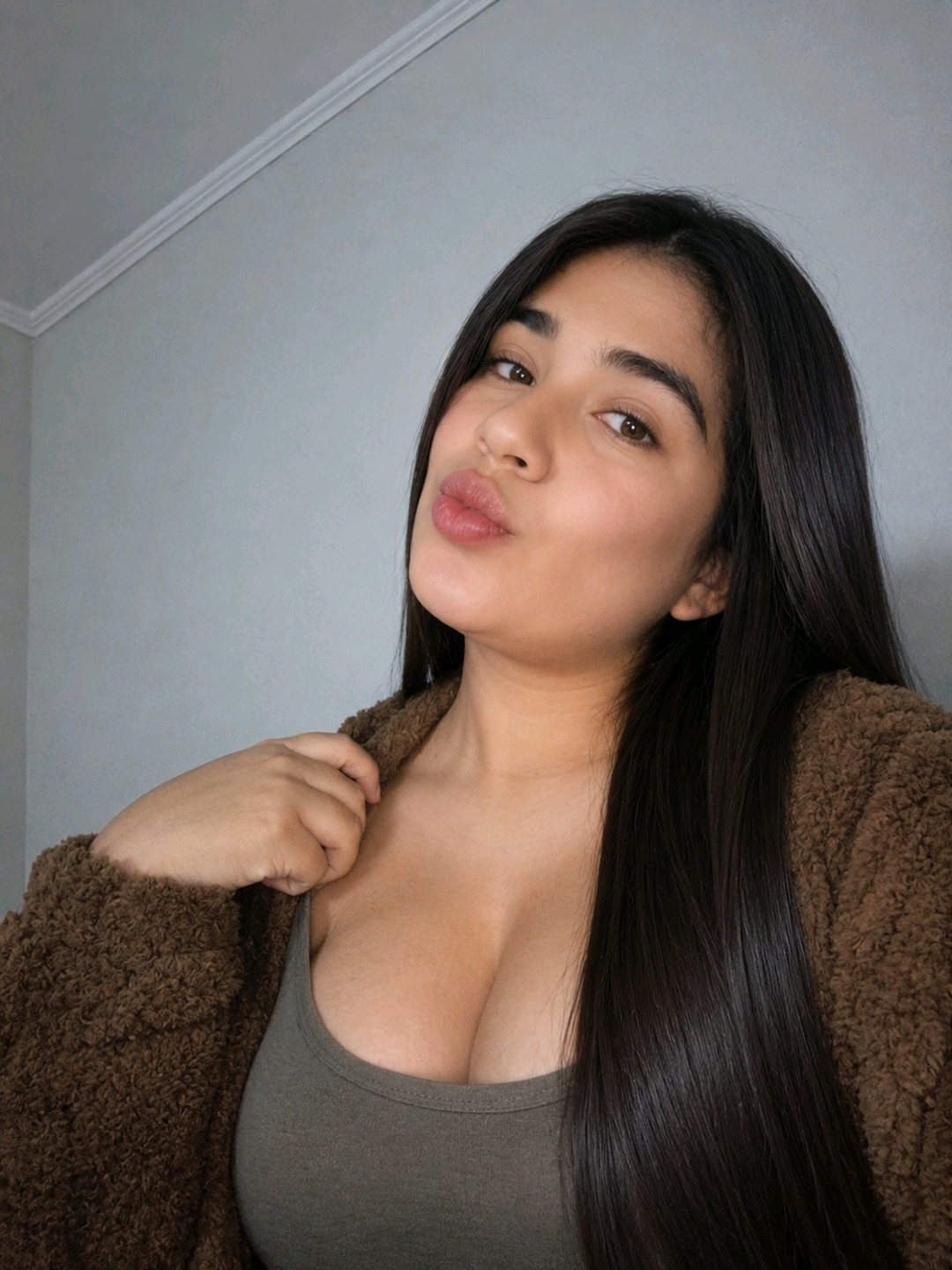 Olivia from Chile — real person online now on PeachMatch