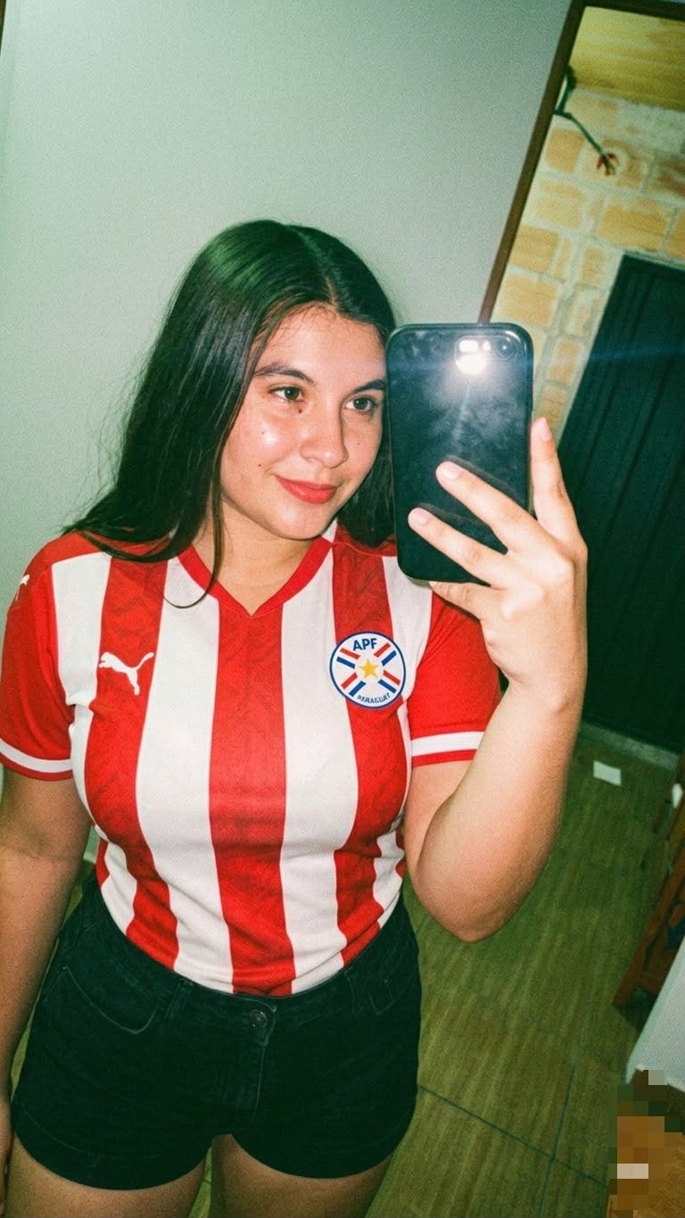 Aleee from Paraguay — real person online now on PeachMatch