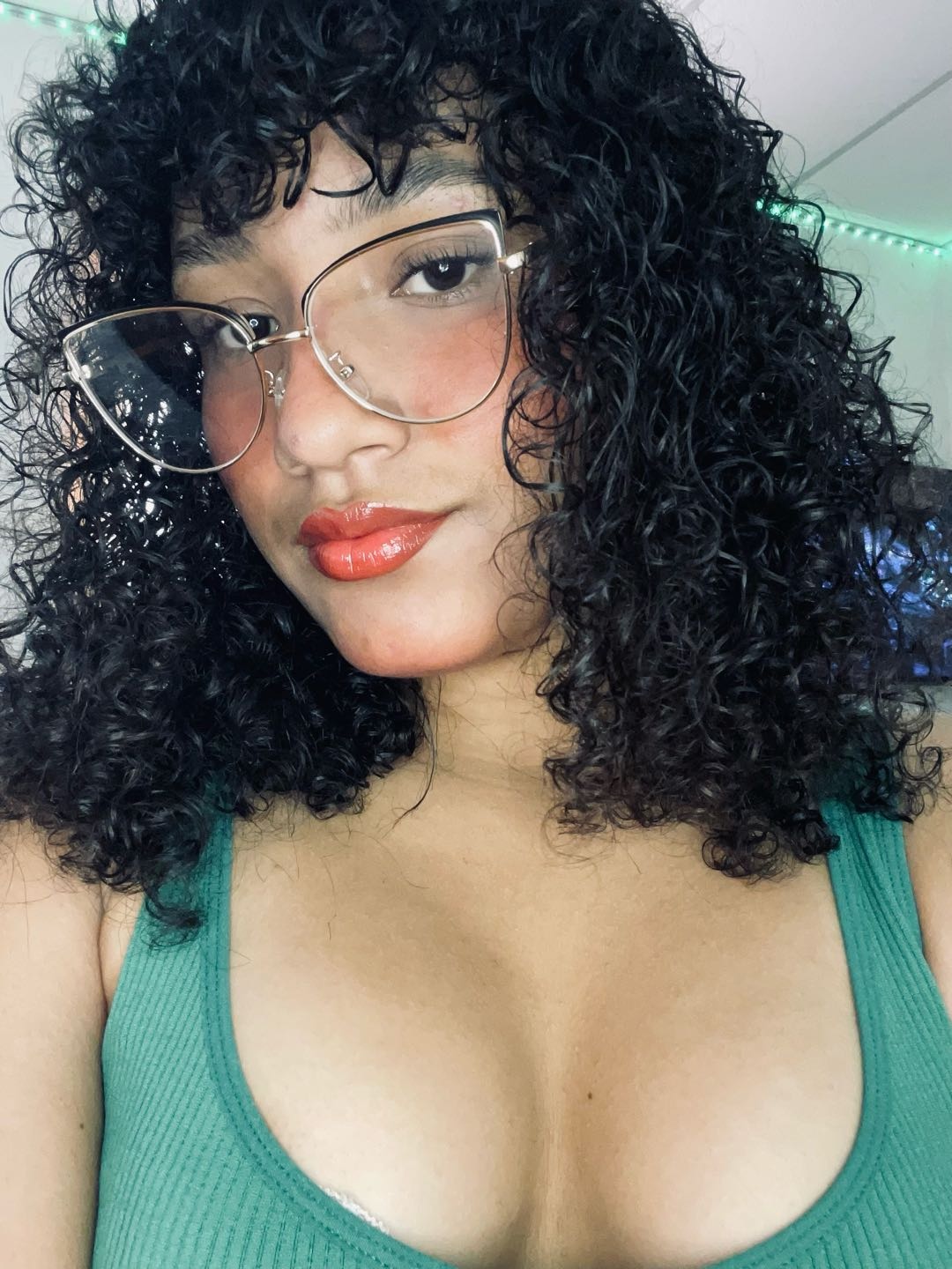 Poqe review — member from Venezuela in a private video chat