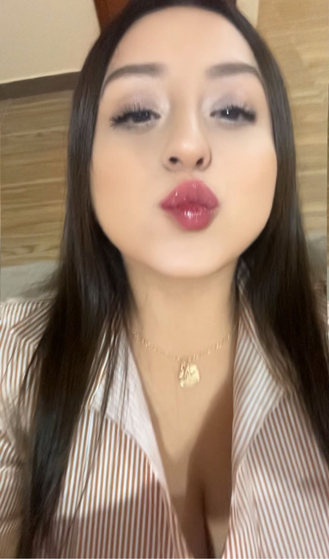 Mia from Ecuador — real person online now on PeachMatch