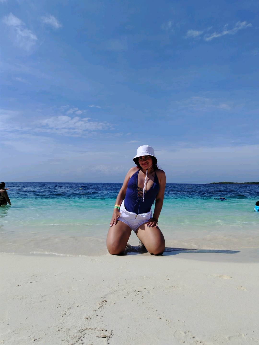 Vicky from Venezuela — real person online now on PeachMatch