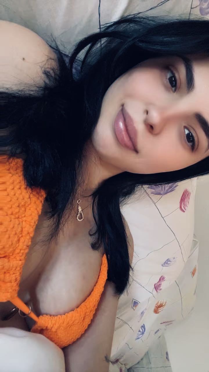 Video chat with Mia on OmeChatLive